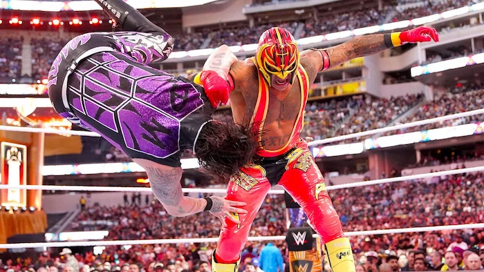 Rey Mysterio thách đấu Dominik Mysterio và Santos Escobar trong một trận đấu WrestleMania