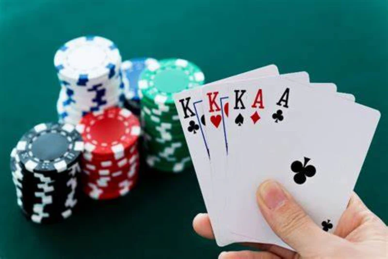 Những trường hợp để áp dụng bluff trong poker là gì?